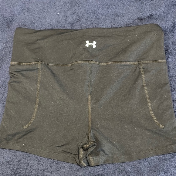 Black Under Armour Women's athletic Shorts and tank top in medium. - Picture 3 of 7